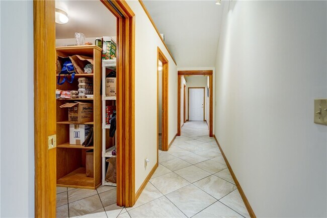 Building Photo - 2654 Whalen Rd