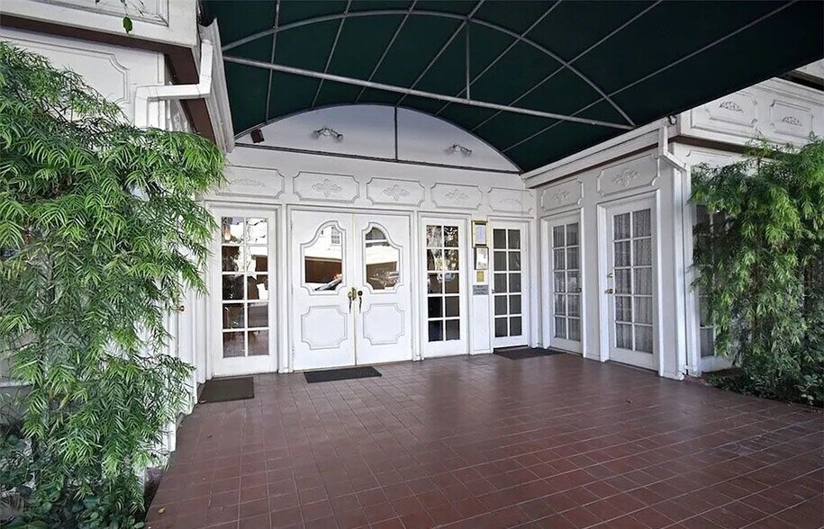 Building Photo - 8550 Holloway Dr