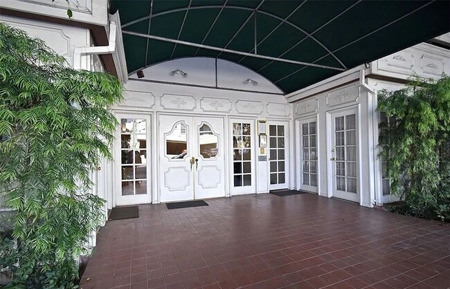 Building Photo - 8550 Holloway Dr