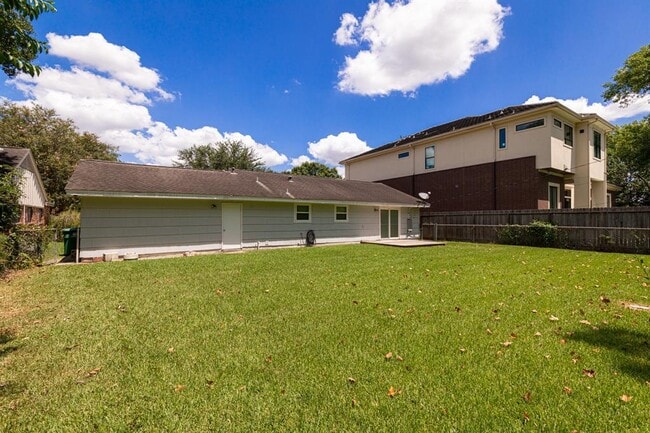 Building Photo - 5431 Maple St