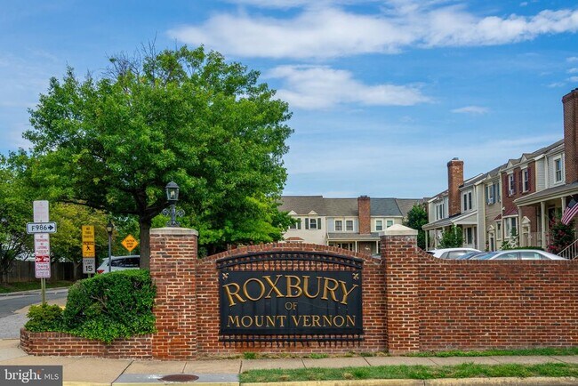 Building Photo - 3700 Roxbury Ln
