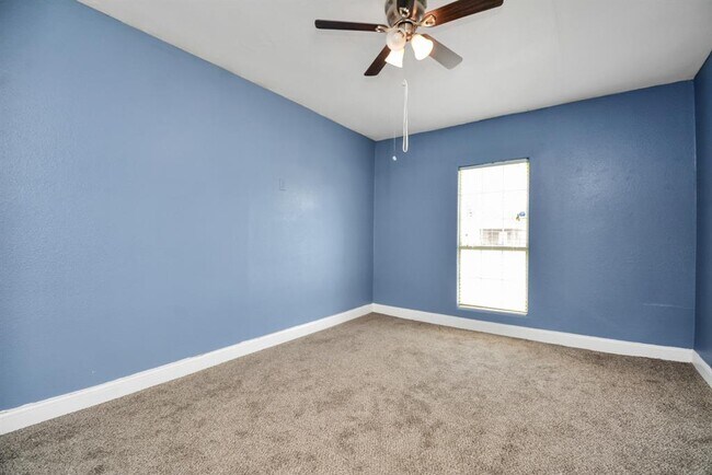 Building Photo - 1404 Briarwood Dr