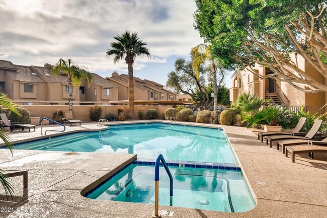 Building Photo - **MOVE IN SPECIAL***HALF OFF FIRST MONTHS RENT. UPSTAIRS 2 BEDROOM CONDO OVERLOOKING GREENBELT