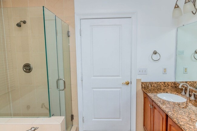 Building Photo - Luxury One Bedroom Unit in  Downtown Business District