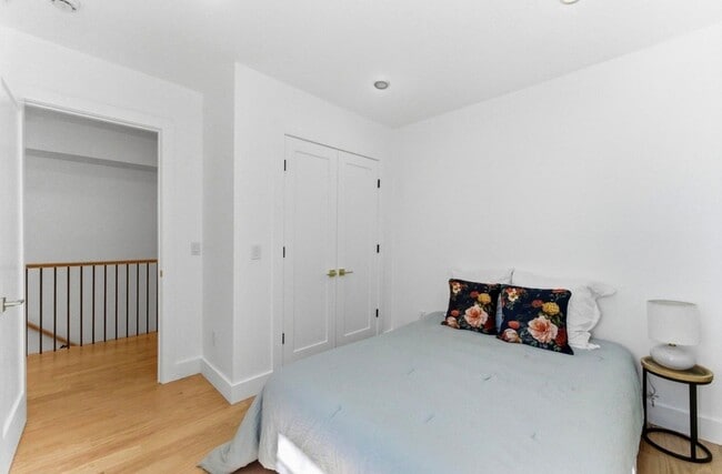 Building Photo - 113 Oak St