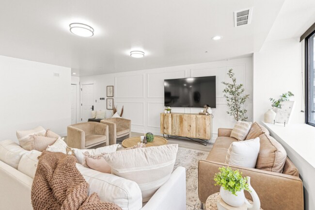 Building Photo - 48 W Broadway