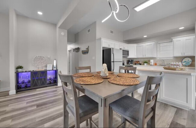 Building Photo - 102 W Corral St