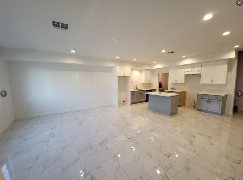 Building Photo - 14614 Vanowen St