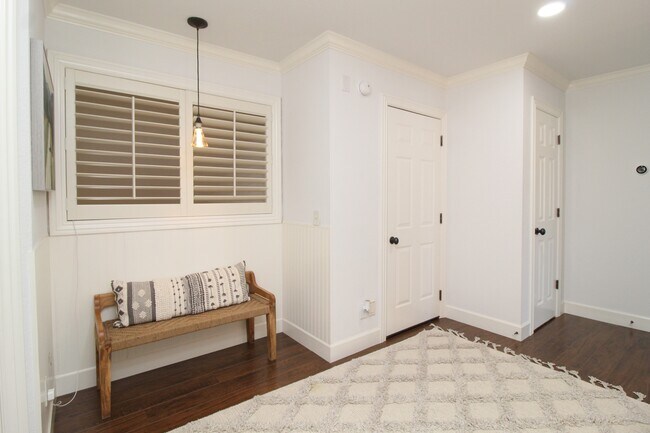 Building Photo - 1401 NE Dysart Woods Ln
