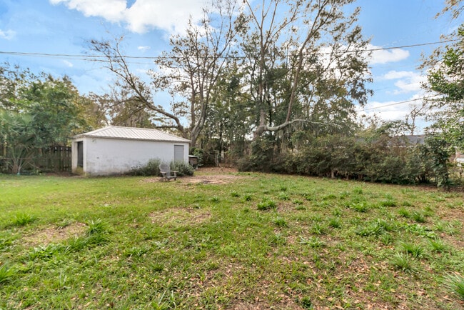Building Photo - 23 N Parkwood Dr