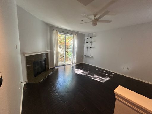 Building Photo - Gorgeous 2 bedroom 2 bath townhome available now!