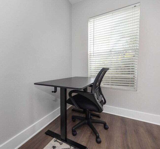 Building Photo - 4301 W Cleveland St