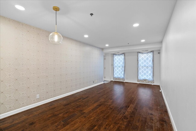 Building Photo - Modern Comfort in Historic Old Town