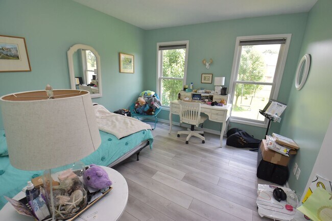 Building Photo - Home in Farmington Hills, 3 bedroom, 2 bath. Close to Notre Dame!