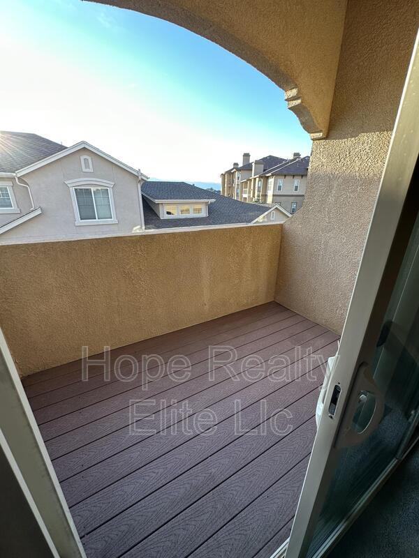 Building Photo - 1555 Promontory Bluff View