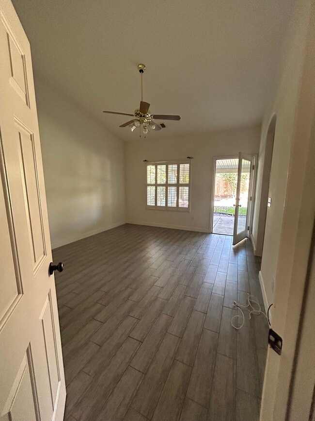 Building Photo - 2614 W Oakridge Ave