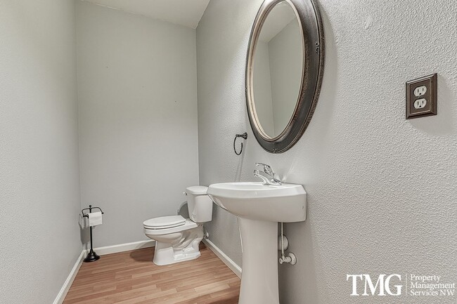 Building Photo - Lovely 3 Bed 2.5 Bath Home in Minnehaha Neighborhood!