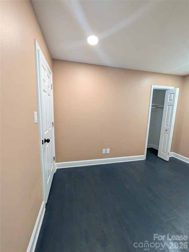 Building Photo - 2800 Dalecrest Dr