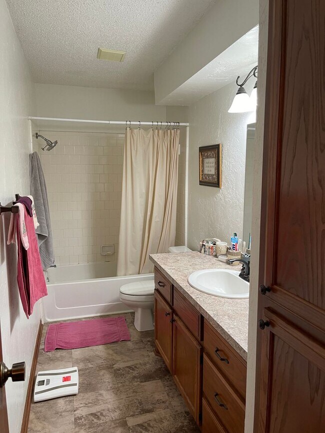 Building Photo - 3 bed 2 bath, 2 car, Moore Schools, fenced...