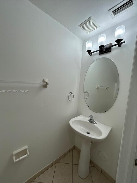 Building Photo - 230 SE 29th Ave