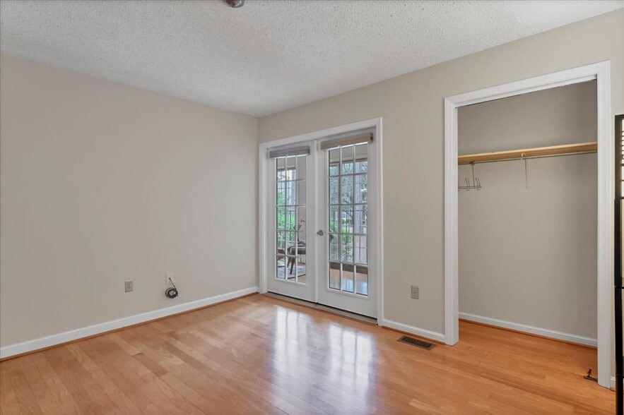 Building Photo - 10 Pinehurst Manor Dr