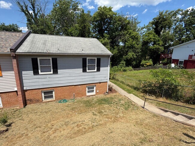 Building Photo - 813 Ridge St