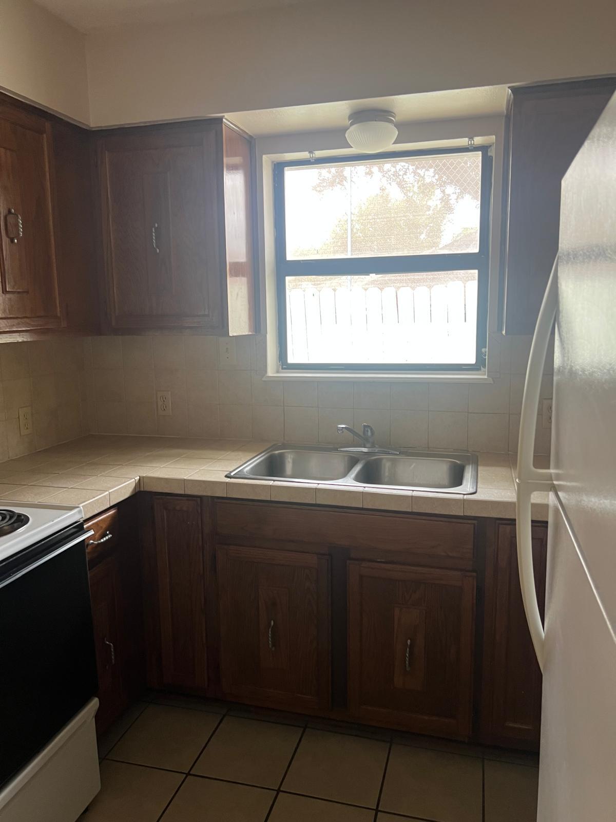 Building Photo - 909B Castle Heights Dr