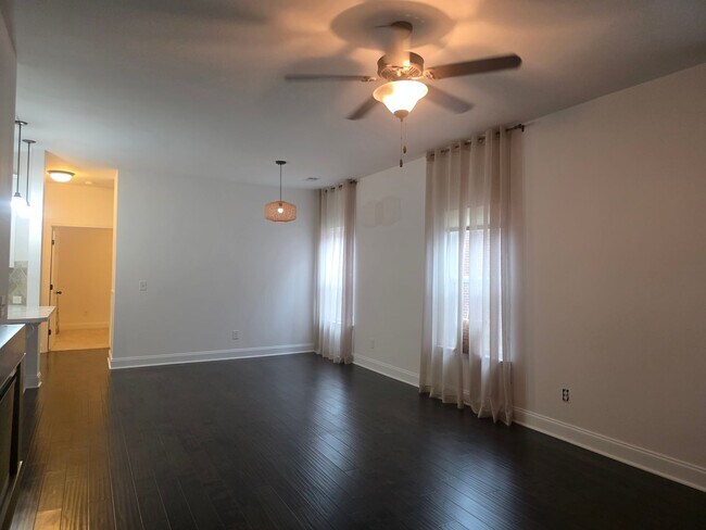 Building Photo - Hendersonville one level villa community amenities included