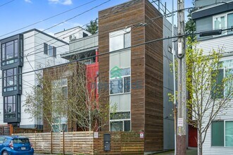 Building Photo - 2 BED & 1.5 BATH TOWNHOME FOR RENT