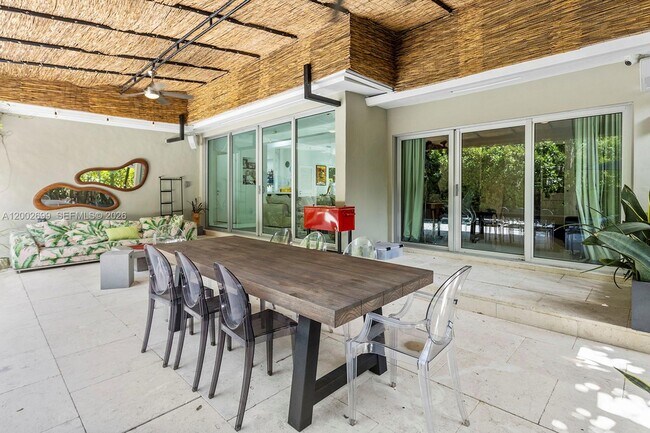 Building Photo - 570 NE 52nd Terrace