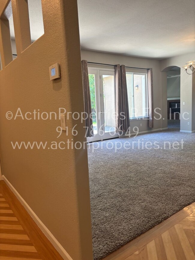 Building Photo - Single Story, Possible In-law or Great Hom...