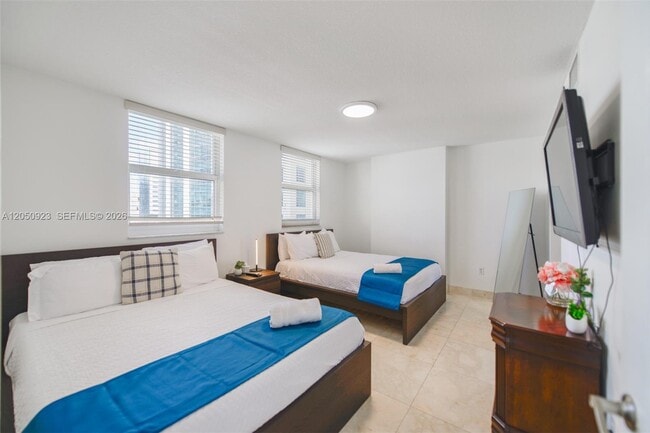 Building Photo - 1200 Brickell Bay Dr
