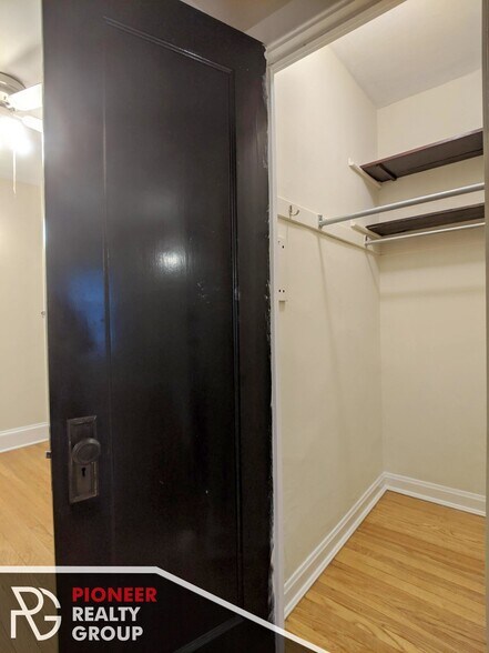 Building Photo - 2122 W Ainslie St