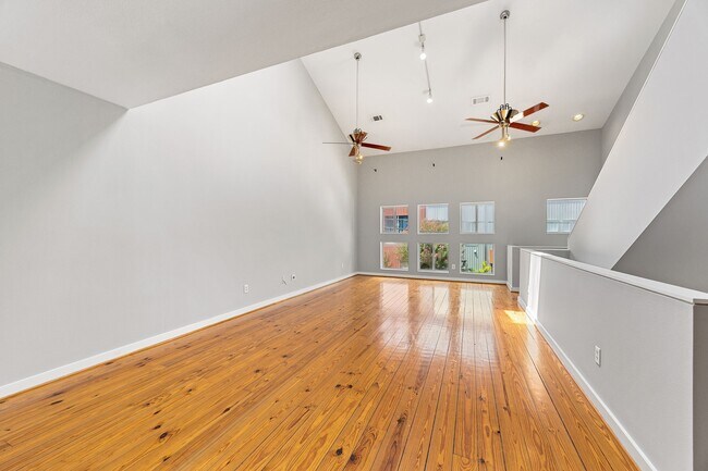 Building Photo - 913 Robin St