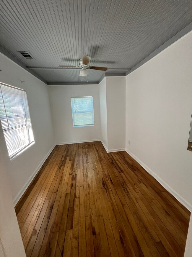 Building Photo - 412 Riverside Dr