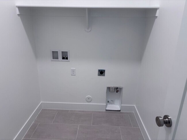 Building Photo - new single story 4 bed 3 bath with 3 car garage and community swimming pool