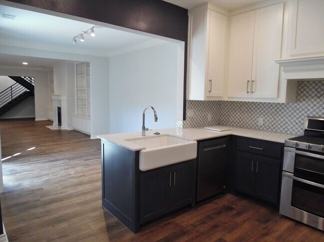 Building Photo - Wonderfully Remodeled Duplex Near River Cr...