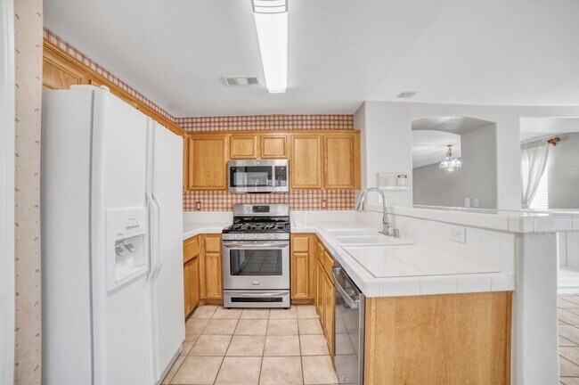 Building Photo - HENDERSON, GATED COMMUNITY, IMMACULATE ONE...