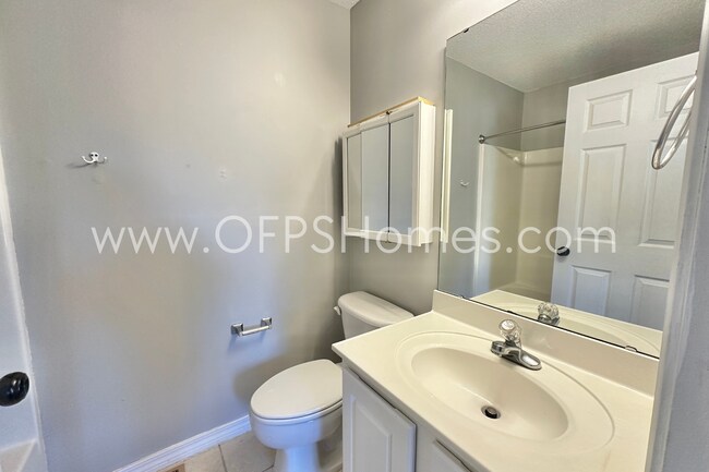 Building Photo - AVAILABLE NOW - Fort Walton Beach townhome!