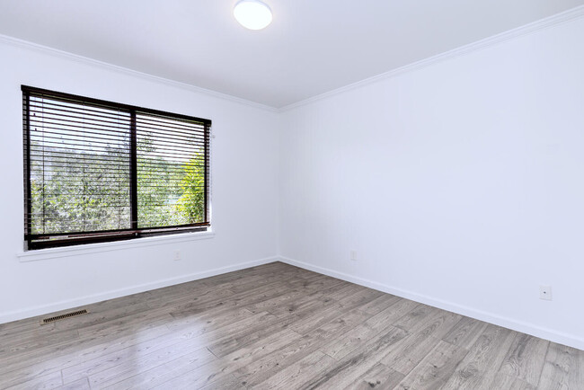Building Photo - 725 Peninsula Ct