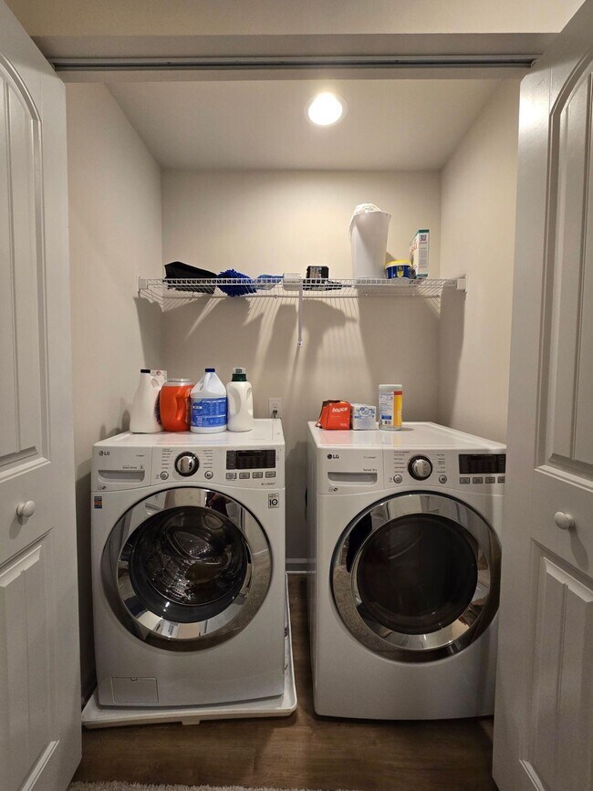 Building Photo - 1922 Flagpole Dr