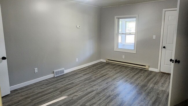 Building Photo - 1 Bedroom- Main floor- Black River Falls