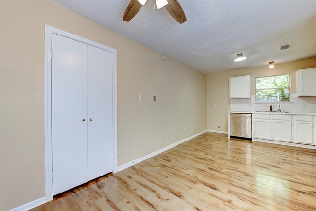 Building Photo - 4035 Green Crest Dr