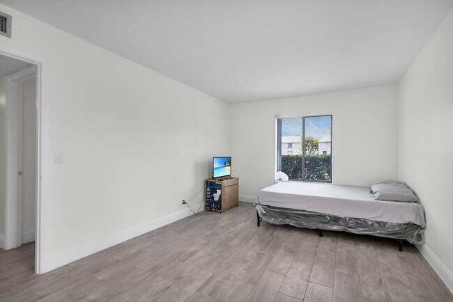 Building Photo - 1011 Green Pine Blvd