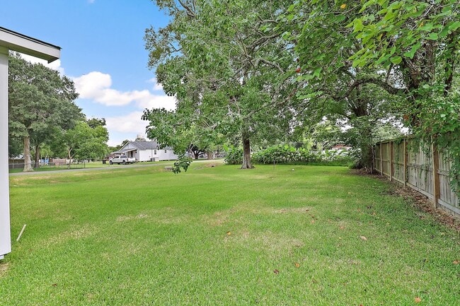 Building Photo - 412 Stowell St