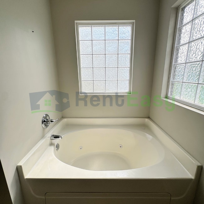 Building Photo - 1005 Silver Charm Cir