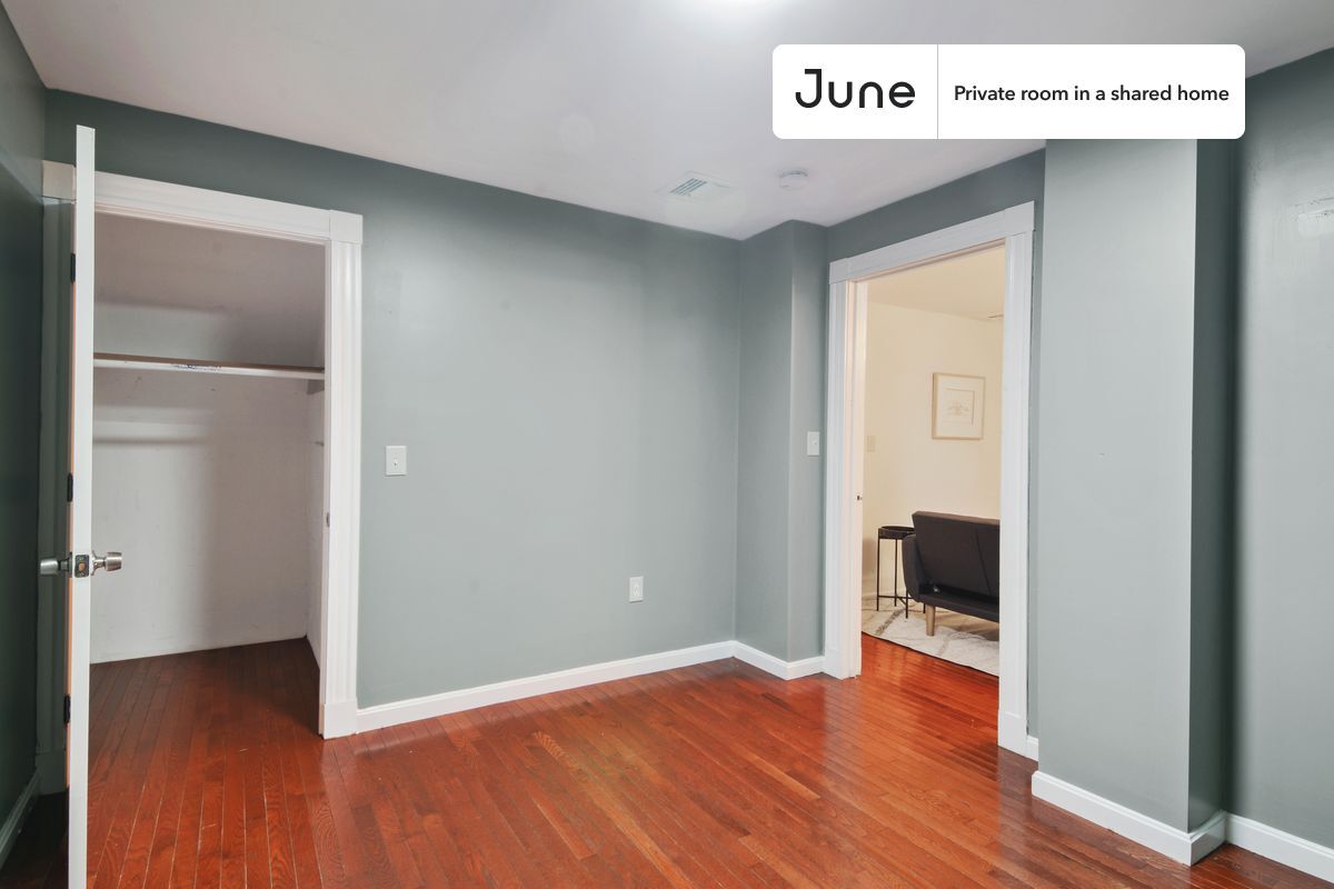 Building Photo - Room in Shared 7 bed/2 bath home in Allston