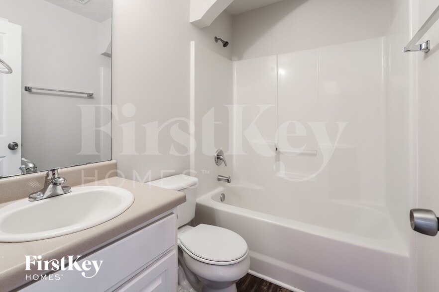 Building Photo - 807 Lazy Ln