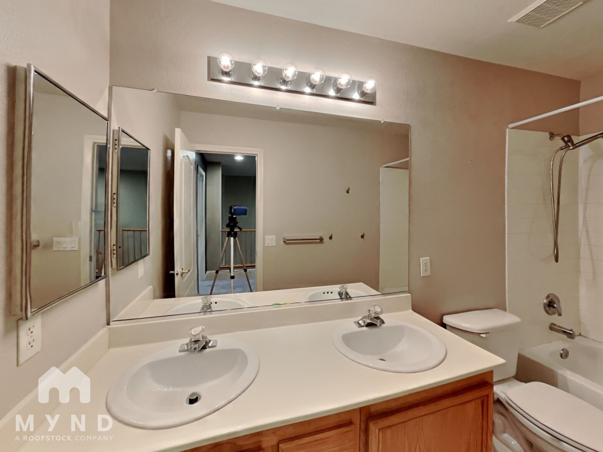Building Photo - 2728 La Porte Ct