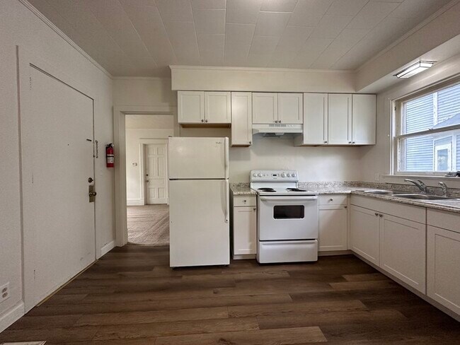 Building Photo - 2 BR apartment with updated kitchen! Close...